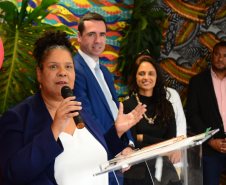 imagem com a primeira ouvidora da dpe-pr, uma mulher negra, Santa, com a fala durante o evento