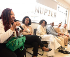 imagem com diversas pessoas representantes de coletivos negros sentados durante a roda de conversa com o NUPIER