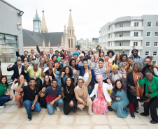 Imagem geral com todos e todas as participantes do evento