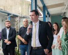 Imagem horizontal colorida em que se vê o Defensor Público Geral Matheus Munhoz discursando durante inauguração do Posto da DPE-PR em Matinhos.