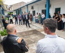 Imagem horizontal colorida em que se vê o público presente no lançamento do posto de atendimento da DPE-PR em Matinhos.