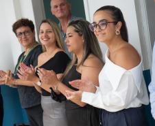 Imagem colorida horizontal em que se vê o público aplaudindo durante a inauguração do posto de atendimento da DPE-PR em Matinhos.