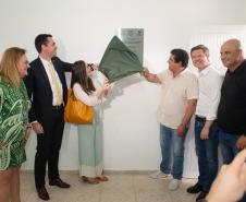 Foto colorida horizontal em que se vê autoridades descerrando a placa inaugural do Posto de Atendimento da DPE-PR em Matinhos.