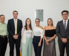 Imagem colorida horizontal em que se vê defensores junto à placa inaugural do posto de Matinhos.