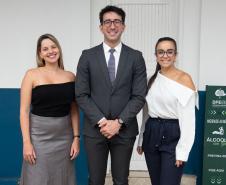 Imagem colorida horizontal em que se vê a equipe da DPE-PR que atua no posto de Matinhos.