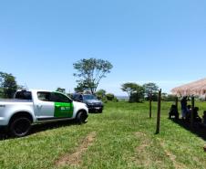 Imagem horizontal colorida em que se vê carro da DPE-PR próxima ao espaço comunitário da Aldeia Indígena em Guaíra.  