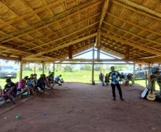 Imagem horizontal colorida da reunião realizada com indígenas em Guaíra. 