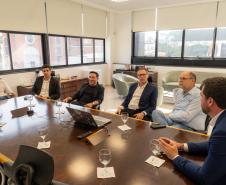 Imagem horizontal colorida mostra reunião na Defensoria com Secretario Alex Canziani. 