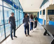 Imagem horizontal colorida em que se vê a equipe da DPE-PR vistoriando a unidade socioeducacional. 