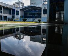 Imagem horizontal colorida em que se vê o pátio da unidade de socioeducacional. 