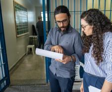 Imagem horizontal colorida em que se vê a equipe da DPE-PR fazendo inspeção em unidade socioeducativa. 