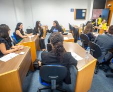 Imagem horizontal colorida em que se vê os candidatos aguardando o início da Prova Oral do V Concurso para Defensor(a) Público(a) do Paraná. 