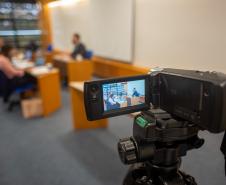 Imagem horizontal colorida em que se vê candidato realizando a Prova Oral do V Concurso para Defensor(a) Público(a) do Paraná. 