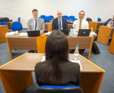 Imagem horizontal colorida em que se vê candidata realizando a Prova Oral do V Concurso para Defensor(a) Público(a) do Paraná. 