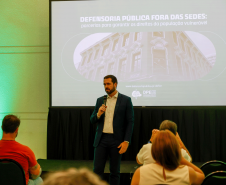 Imagem do Defensor Público-Geral da DPE-PR palestrando sobre a defensoria durante o evento "Paraná + Cidades"