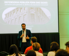 Imagem do Defensor Público-Geral da DPE-PR palestrando sobre a defensoria durante o evento "Paraná + Cidades"