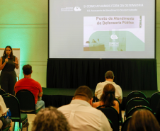 Imagem da defensora Mariana Mantovani palestrando sobre a defensoria durante o evento "Paraná + Cidades"