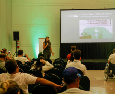 Imagem da defensora Mariana Mantovani palestrando sobre a defensoria durante o evento "Paraná + Cidades"