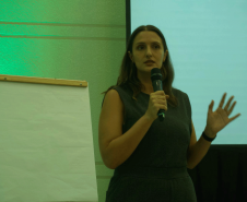 Defensora Mariana Mantovani palestrando sobre a Defensoria Pública no evento "Paraná + cidades"