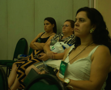 Pessoas assistindo a palestra sobre a Defensoria Pública no evento "Paraná + cidades"