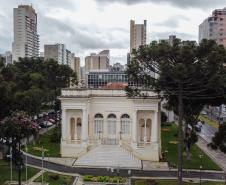 Imagem horizontal colorida mostra vista aérea da fachada da Câmara Municipal de Curitiba.  
