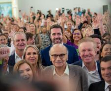 Imagem horizontal colorida em que se DPG Matheus Munhoz ao lado de autoridades durante o lançamento do Projeto Ampara. 