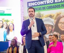 Imagem horizontal colorida em que se vê o DPG Matheus Munhoz discursando durante o lançamento do Projeto Ampara. 