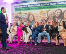 Imagem colorida em que se vê o DPG Matheus Munhoz fala durante o lançamento do Projeto Ampara em evento no Palácio Iguaçu.   