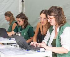 Imagem horizontal colorida mostra equipe da DPE-PR atuando em Mutirão. 