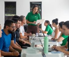 Imagem horizontal colorida mostra público assistido recebendo orientação jurídica da equipe da DPE-PR em Mutirão. 