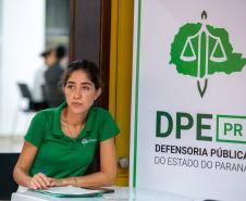 Imagem horizontal colorida mostra equipe da DPE-PR atuando em Mutirão. 