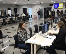 Imagem horizontal colorida mostra Mutirão da DPE-PR realizado na Câmara Municipal. 