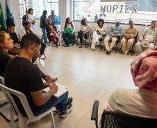 Imagem horizontal colorida em que se vê uma roda de conversa entre a DPE-PR e representantes do movimento negro. 