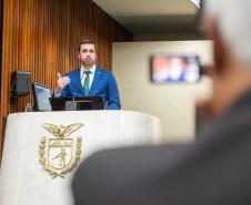 Defensor Público Geral discursa na tribuna da Assembleia Legislativa durante sessão solene. 