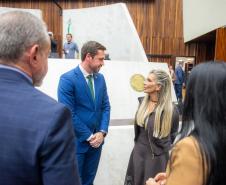 Defensor Público Geral conversa com deputados no Plenário antes do início da sessão solene.