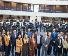 Deputados posam com representantes da Defensoria Pública no plenário da Alep após sessão solene. 