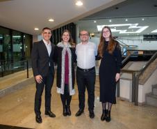 Equipe do RH da DPE-PR posa com seus companheiros. 