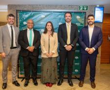 Membros da Administração Superior da DPE-PR posam para foto. São 4 homens e 1 mulher. 