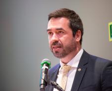 O DPG Matheus Munhoz discursa na posse dos novos servidores. 