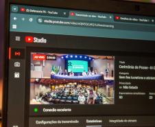 Imagem em que se vê a tela do computador e é possível ver a tela de transmissão ao vivo do evento no YouTube.