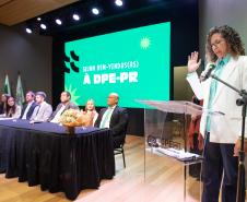 Servidora conduz o juramento de posse dos novos servidores.