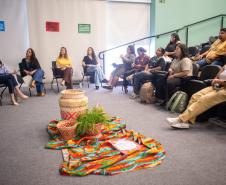 Autoridades e lideranças indígenas realizam roda de conversa para celebrar o primeiro ano do Observatório de Violência contra a Mulher Indígena. 