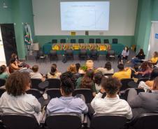 Auditório lotado com muitas pessoas observam o evento de celebração de um ano do Observatório de Violência contra a Mulher Indígena.  