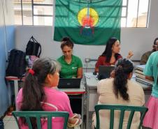 Imagem em que se vê Defensores Públicos atuando no Registre-se no território indígena de Ivaí no interior do Paraná. 