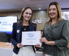 A Primeira Sub-Defensora Geral do Estado Livia recebe congratulações de uma representante do Conselho Nacional de Justiça. 