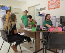 Imagem onde se vê servidores da DPE-PR atendendo usuários em mutirão realizado em Tamarana.