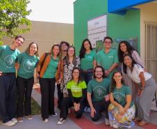Equipe da Defensoria posa para foto em frente ao CRAS onde aconteceu o mutirão em Tamarana. 