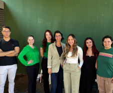 Equipe de atendimento da DPE-PR posa para foto. São 6 mulheres e 1 homem. 