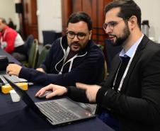 Imagem com foto de cobertura do primeiro dia de atividades do Congresso Nacional de Tecnologia das Defensorias