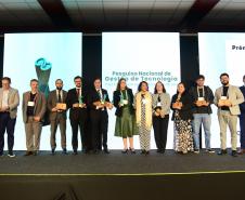 Imagem mostra os vencedores da Pesquisa Nacional de Transformação Digital e Gestão de Tecnologia nas Defensorias Públicas Estaduais posando no palco do Enastic, evento realizado em Foz do Iguaçu.